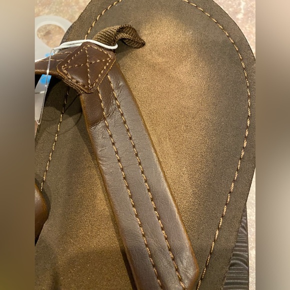 New with Tags Children’s Place brown youth Flip flops size 5/6 - Picture 3 of 4